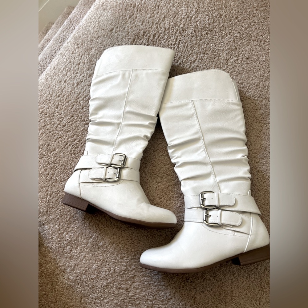 Women's White Knee High Riding Boots Low Heel buckles, Faux Leather, Size 6.5.